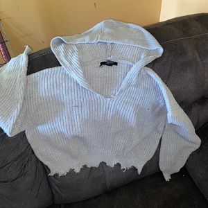 Light blue/grey half sweater with a hood